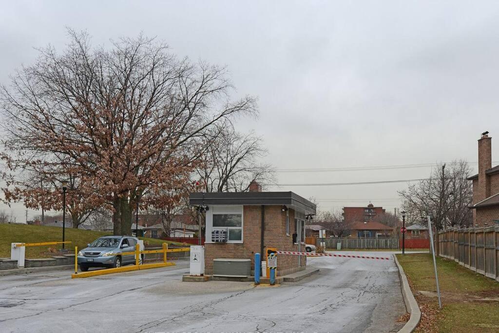 Cozy Appartment In Toronto Near Airport Exterior photo