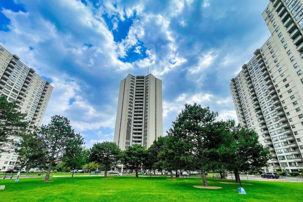 Cozy Appartment In Toronto Near Airport Exterior photo